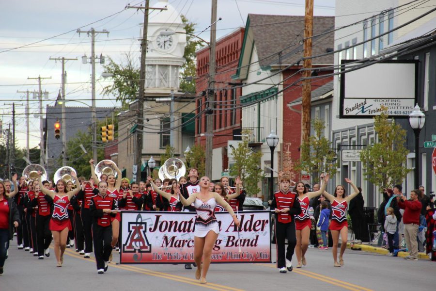 Johnathan Alder marching band and the twirlers start off the parade with their performance.