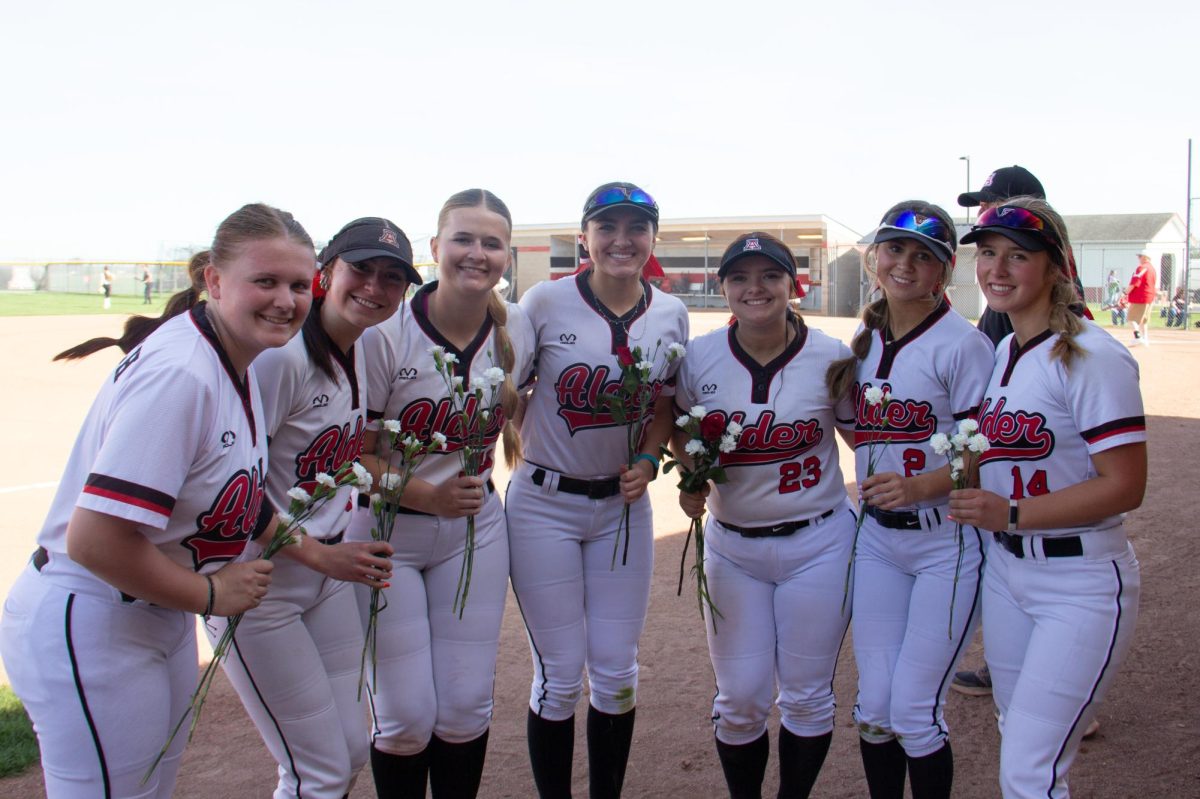 All of the seniors line up for a photo.