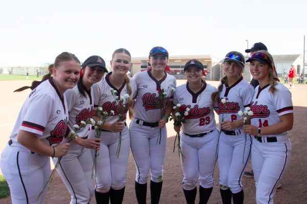 All of the seniors line up for a photo.