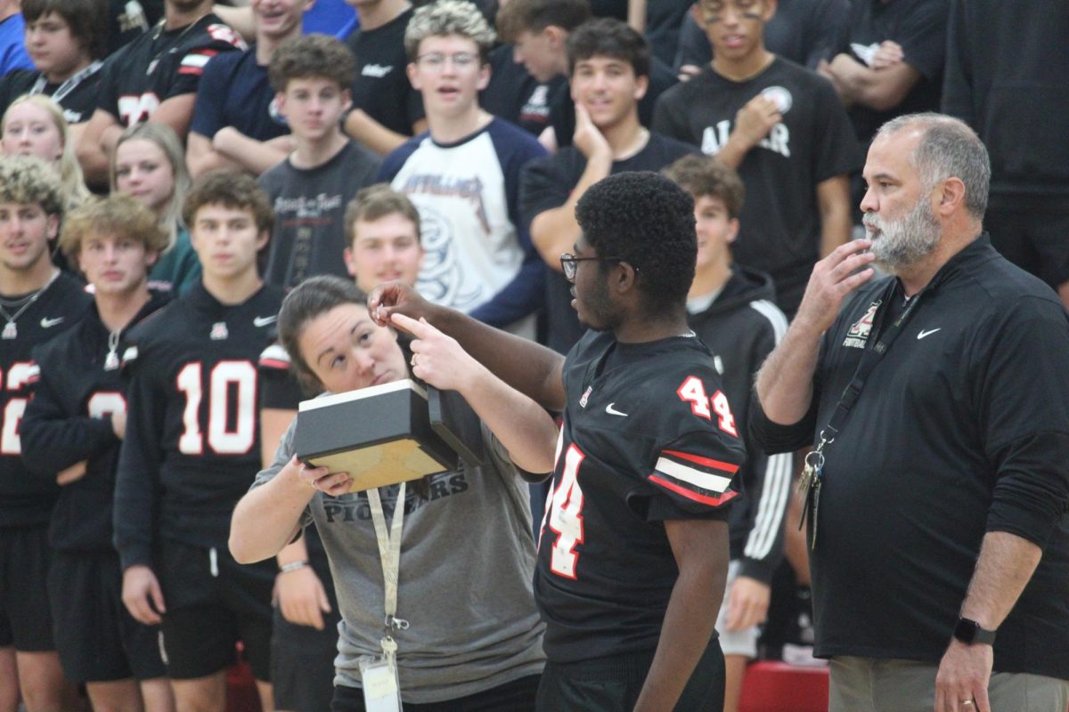 Isaiah picks Garrett's name for the (according to Mr. Swinehart) "$1,000 dollar basketball competition."